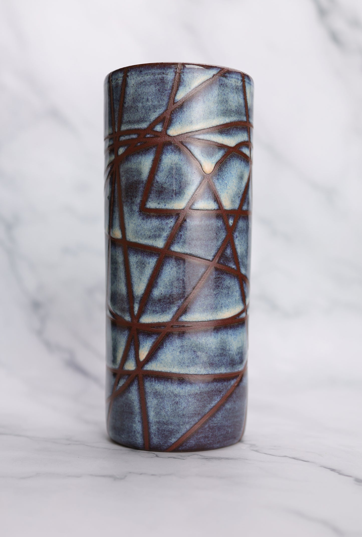 Vase Lost in Lines