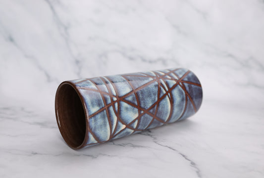 Vase Lost in Lines